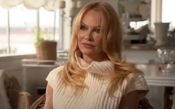Pamela Anderson onthult waarom ze de Playboy Mansion verliet: "Door die ene nacht in zijn slaapkamer was ik in shock!"