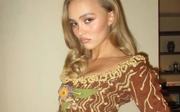 Dochter van Johnny Depp poseert in doorschijnende outfit en dat vindt het internet wel aangenaam om naar te kijken (foto's)