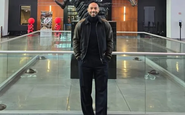 Mensen kunnen het amper geloven: Thierry Henry showt zijn afgetrainde sixpack op z'n 48e! (foto's)