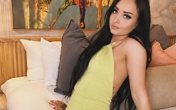 Escort onthult 'krankzinnige' ervaring met haar allereerste klant: "Door al het drama zijn we zelfs niet van bil gegaan!"