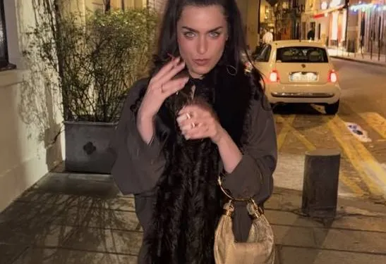 Zwangere Olga Leyers die poseerde op zeer gewaagde en schaars geklede manier... Dat werd écht wel gesmaakt!