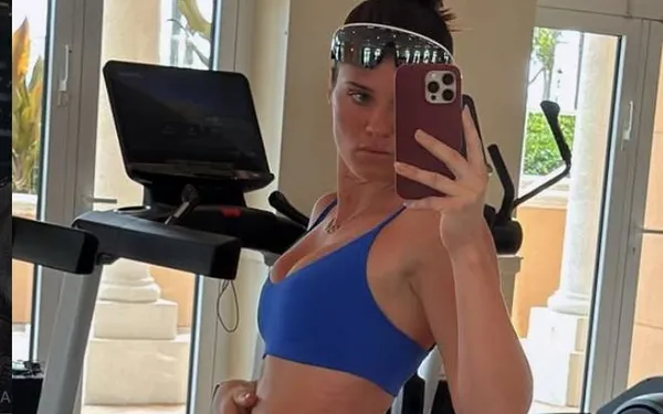 Poolstokspringster Alysha Newman, ook een ster op 18+ websites, poseert een paar keer met een minimum aan kleren