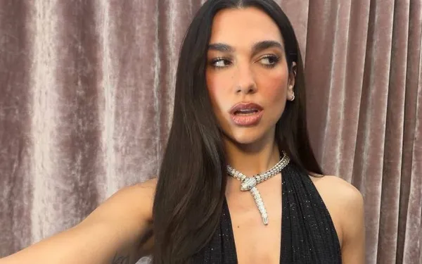 Dua Lipa 'heetste vrouw op aarde' gedoopt na foto's die weinig aan de verbeelding overlaten