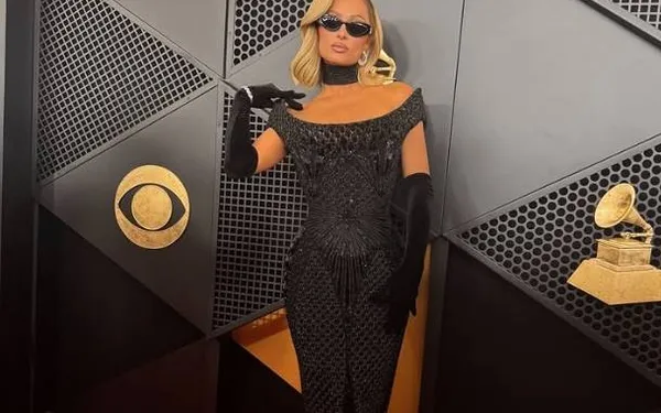 Paris Hilton poseert in haar 'geboortekostuum' en de beelden worden nu al 'legendarisch' genoemd: "Onwezenlijk!"