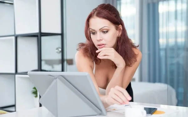 "De meeting verliep zoals elke dag... Maar plots deed mijn baas mijn slipje uit en tilde me op zijn bureau!"