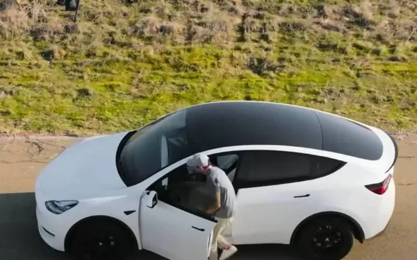 Man test zelfsturend vermogen van Tesla met ‘neppe muur’, en het resultaat is redelijk rampzalig