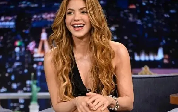 Vooraan staan bij een optreden van Shakira is allesbehalve een straf, zeker niet als ze schaars gekleed met de heupen schudt (video)