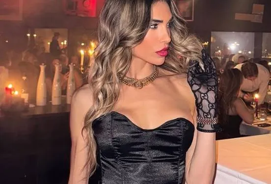 Vlaamse diamant en voormalige Miss Sport Laura toont zich in een strakke bodysuit... en da's eigenlijk pure kunst