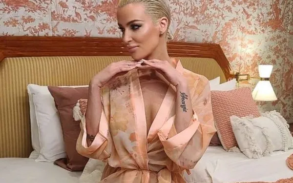 Laura presenteert in haar 'geboortekostuum' het nieuws: "Ik zou wel willen dat mensen me iets serieuzer nemen!"