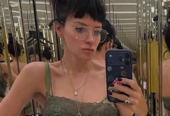 Lily Allen gooit al haar kleren uit en dat zorgt wel voor een stormpje op Instagram (foto's)