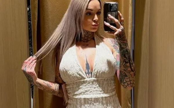 Pommeline Tillière poseert in doorschijnende outfit en toont nog eens waarom half België stapelzot is van haar