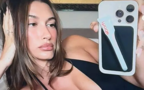 Hailey Bieber poseert met weinig kleren om het lijf en is volgens haar fans de 'knapste vrouw van het universum'