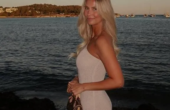 Metejoor 'de grootste gelukzak op aarde' gedoopt nadat Celine Van Ouytsel poseert in lingerie (foto's)