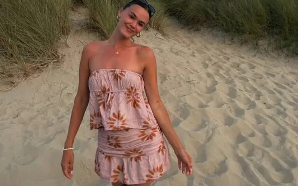 Ex-Miss België Annelies Törös presenteert zich schaars gekleed en bewijst dat ze nog steeds een echte tijger is (foto's)