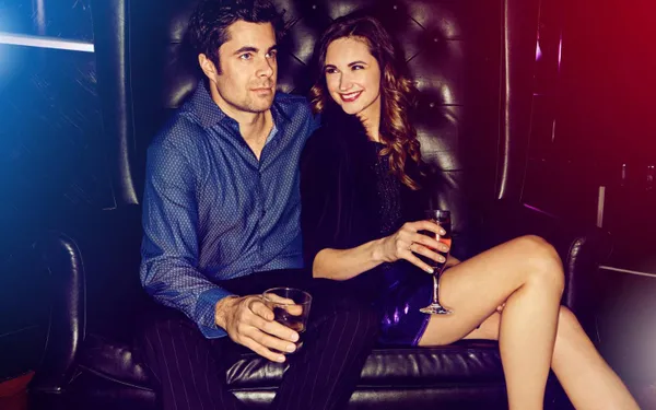 Koppel vertelt over hun eerste keer op een exclusief seksfeestje: "Wat die man deed met een vrouw in de jacuzzi vergeet ik nooit!"