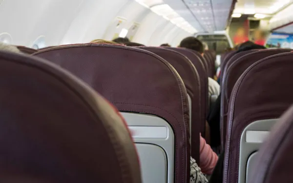 Zoveel wordt er écht 'gevogeld' aan boord van een vliegtuig - en dit gebeurt er als je betrapt wordt