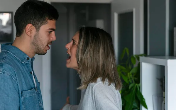 "Ik betrapte mijn man in pikante vrouwenlingerie... Maar wat hij daarna deed in de garage, is nóg erger!"