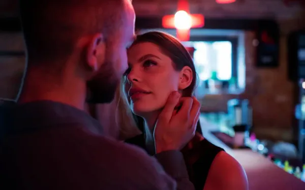 Ze gingen voor het eerst naar een parenclub en dat was... speciaal: "Gefluister, en dan lichaamsdelen die elkaar raakten"