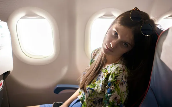 Wanneer je in het vliegtuig naast een redelijk hitsige deerne zit: "Plots ging haar hand tussen mijn benen..."