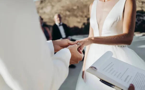 Plots willen mannen massaal een Jupiler Pro League-huwelijkscontract: "Belachelijk? Het helpt je huwelijk net versterken!"