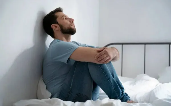 "Ik heb een vriendin én een mannelijke minnaar... Ik voel me zo schuldig dat ik hem niet meer recht krijg!"