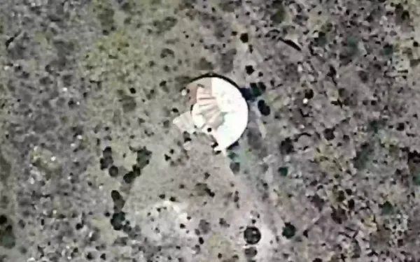 Net nu we nog eens naar de maan reizen: mysterieuze 'UFO'-schijf gespot op Google Maps leidt tot angstaanjagende theorieën