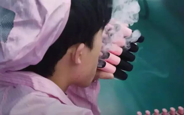 Schokkende beelden tonen hoe vapes getest worden in fabriek: "Tot wel 10.000 per dag!"