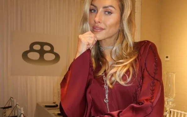 Jill Cnudde pakt uit met een uitdagende jurk... waarbij er 'iets komt piepen' (foto's)