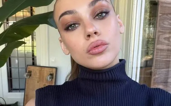 Valentine, een van de vriendinnen van Ruben Van Gucht, poseert met zeer weinig kleren om het lijf (foto's)