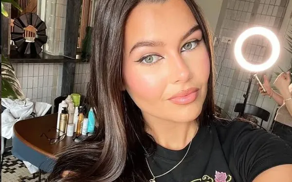 Nederlandse Diva Brons stond op cover Playboy (waardoor haar bomma viraal ging). Nu poseert ze nog eens zonder bh...