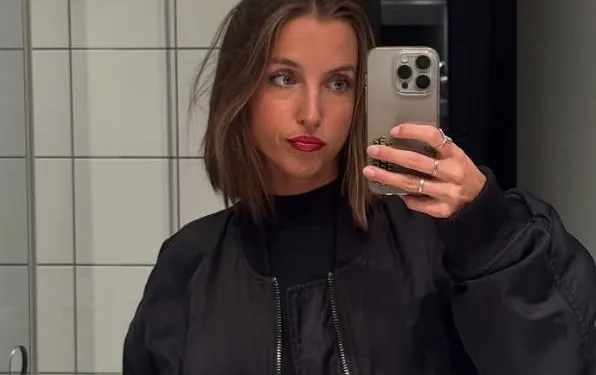 Lenthe Stevens toont zich in een doorschijnende outfit én laat doodleuk ook eens onder haar rok kijken (foto's)