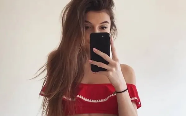 Wie doet er mee...? Een potje gamen met Jamie-Lee Six... in lingerie! (foto's)