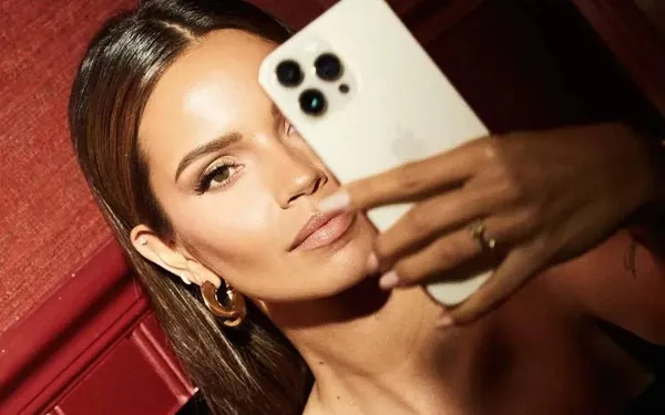 Monica Geuze maakt reclame voor kokoswater... maar iedereen is afgeleid door haar twee kokosnoten (video)