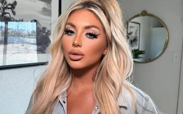 Kayley was ooit beroepsmilitair... nu bombardeert ze ons vooral met waanzinnige kiekjes van haar 'kroonjuwelen'