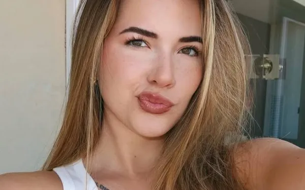 Populairste Nederlandse influencer pakt in bikini nog eens uit met haar veelbesproken borstvergroting (foto's)