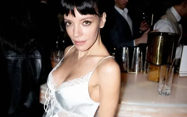 Zangeres Lily Allen is niet alleen een ster op het podium, maar ook in een outfit waarbij ze wel héél veel laat zien