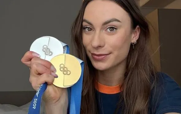 Olympische schaatskampioene Femke Kok pakt uit met een 'lichtjes geklede' fotoshoot waar het ijs van smelt