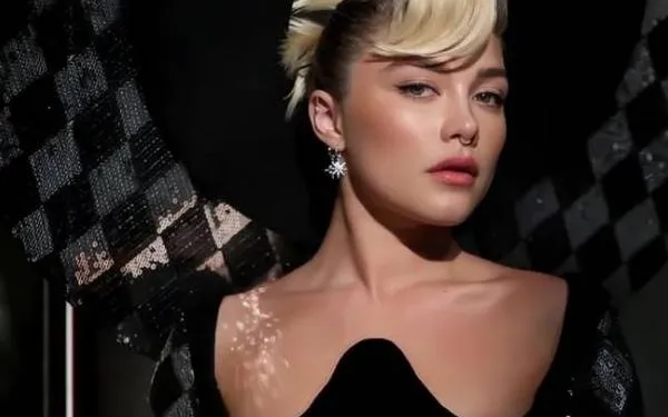 Florence Pugh bevestigt relatie met Peaky Blinders-acteur... Wij vieren dat met haar heetste kiekjes!