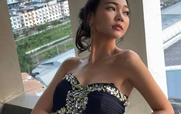 Verkiezing Miss Thailand gaat plots viraal nadat... de (valse) tanden van een deelneemster uitvallen (video)