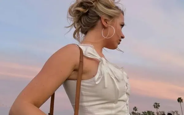 Juultje Tieleman dankt ouders voor hoog IQ... Wij danken haar vooral voor deze waanzinnige lingeriefoto's!