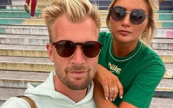 Charlotte, de zwangere vriendin van 'RVG', viert haar bolle buik... door zonder bh in het rond te dansen