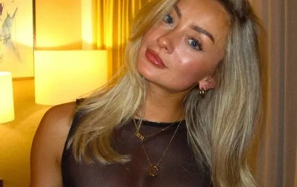 Vlaamse fitnessbom Chanelle past wat nieuwe fitnessoutfits... en aan de 'achtergevel' zit het als gegoten!