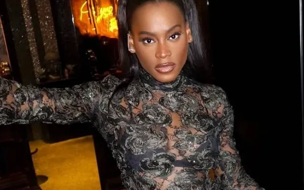 Zoey, de zwangere vriendin van Matthias Schoenaerts, trekt er even alleen op uit en toont haar bolle buik in bikini