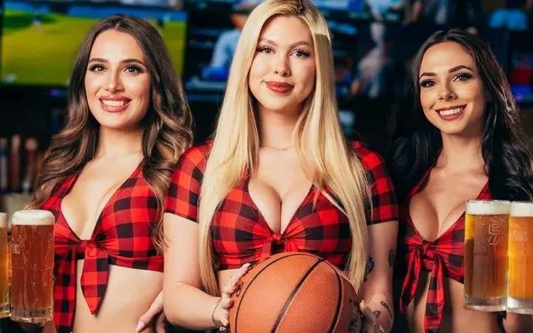 Van de serie Twin Peaks waren we al fan, van de sportbar / restaurant nu ook! En dat komt vooral door het personeel... (foto's)