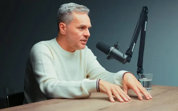 Peter Van de Veire verrassend eerlijk over de 'bedpret' met zijn partner: "Je moet het regelen..."