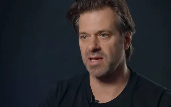 Topkok Sergio Herman geflitst tegen 110 km/u waar je 50 mag, maar is toch rijbewijs niet kwijt... Hoe kan dat!?