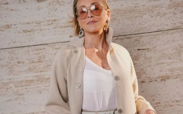 Sharon Stone hult zich in lingerie en bewijst dat ze zelfs op haar 68e nog steeds een echte bom is (foto's)