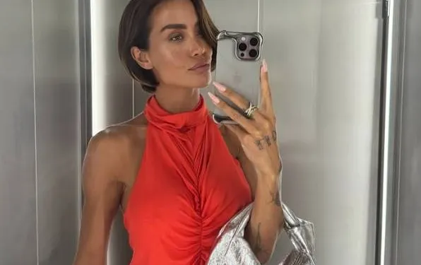 Jamie Vaes staat onder de douche... en wij mogen gewoon gezellig even meekijken (video)