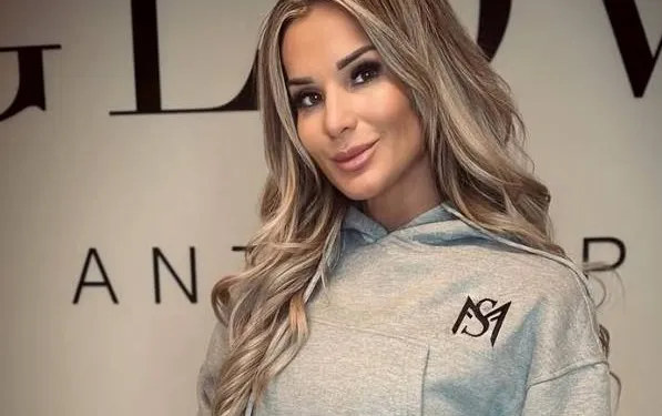 Vlaamse 'Mrs Worldwide' Deborah toont in een tennispakje waarom ze haar titel niet gestolen heeft (foto's)