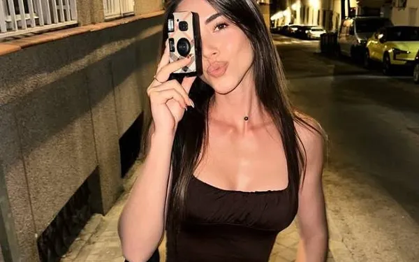 Ooit bijna Miss België, nu heter dan een BBQ: Waalse knapperd Malissia gooit weer gezellig wat kleren uit!